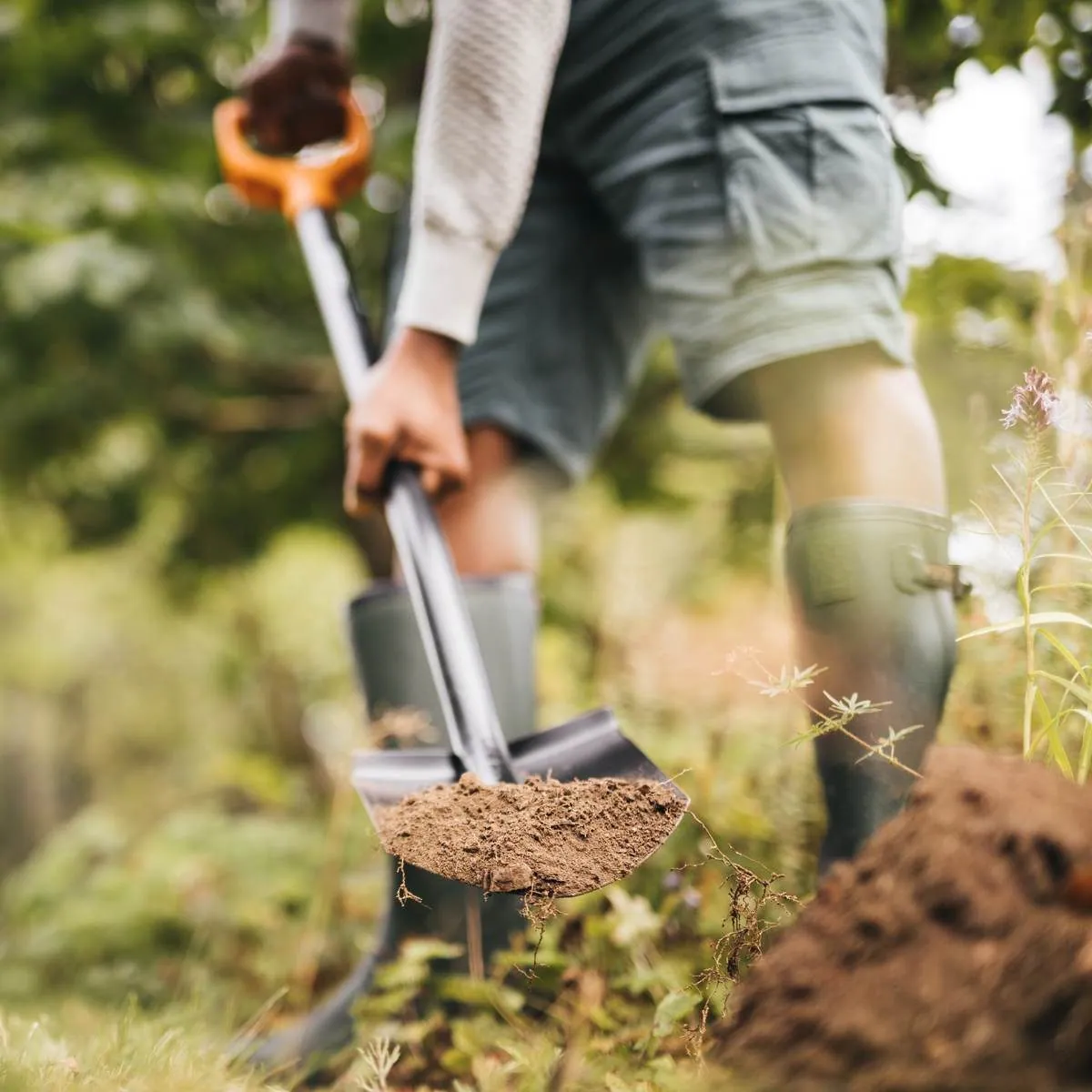 Fiskars Solid Gartenspaten spitz, ergonomisch, langlebig, vielseitig einsetzbar 2