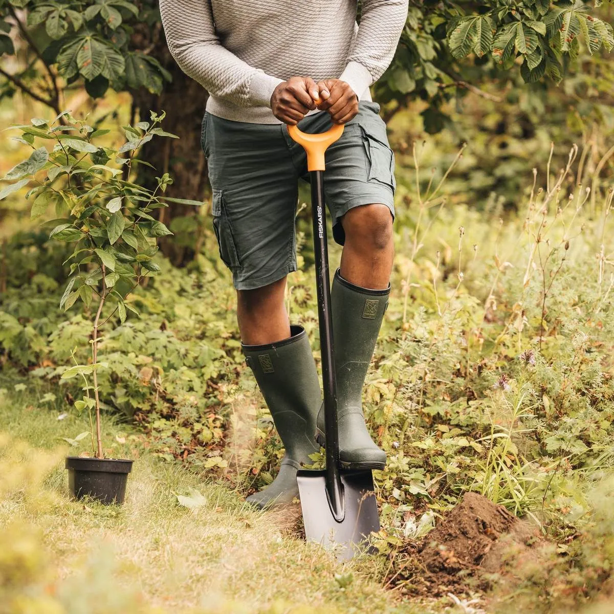 Fiskars Solid Gartenspaten spitz, ergonomisch, langlebig, vielseitig einsetzbar 4