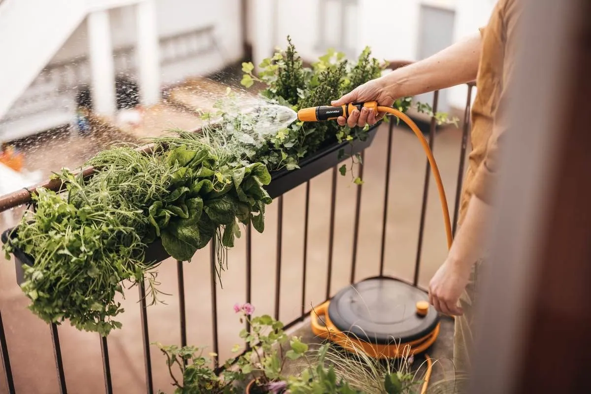 Fiskars Bewässerungssystem Waterwheel S, 15 m Schlauch, Wandhalterung, universell einsetzbar 5